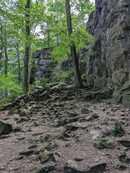 Höhleneingang mit Treppe im Wald